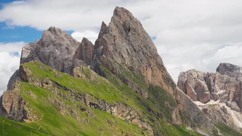 Cumbres montañosas irregulares de los Dolomitas en el Tirol del Sur, Italia. Disparo aéreo con un Zumbido