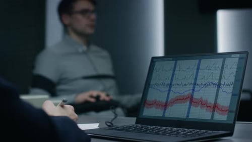 Der
Computer zeigt physiologische Messungen eines Mannes, der sich einem Lügendetektor-/Lügendetektortest unterzieht. Untersuchen