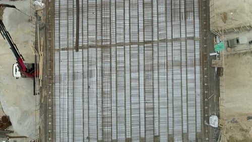 Barras de acero de refuerzo en la losa del piso en el sitio de construcción del edificio. - vista aérea
