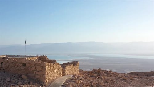 Images aériennes de la forteresse en ruines de Massada et de la mer Morte