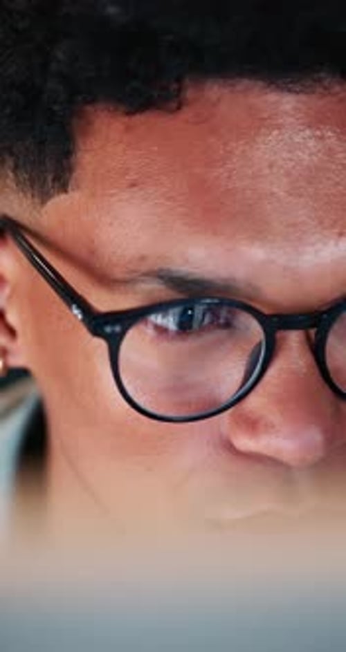 Hacker, codeur et homme à lunettes par ordinateur pour hameçonnage par rançongiciel