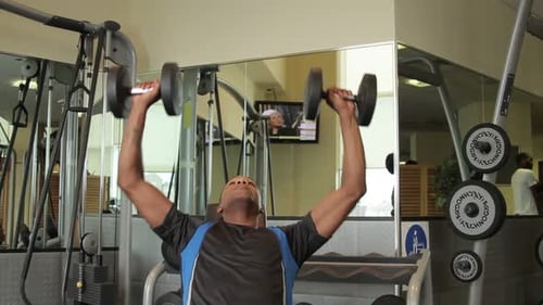 Männliches Gewichtheben im Fitnessstudio