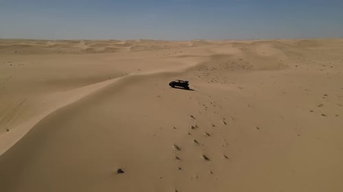 Vídeo aéreo sobre un safari en las dunas de arena del desierto, Dubái