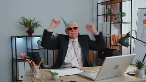 Glücklicher Senior Geschäftsmann tanzt Siegestanz feiert Erfolg am Wochenende Urlaub Sieg im Büro