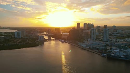 Uma foto aérea serena do horizonte de Tampa na hora dourada. A brilhante luz do sol dourada brilha