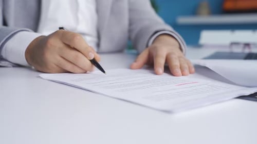 Homme d'affaires signant un contrat avec un stylo à la main.