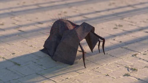 Eine gruselige haarige Spinne in dunklem Gewand verfolgt die grauen Fliesen