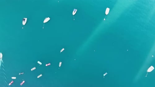 Stabile Drohnenaufnahme von Booten und Yachten im blauen Meer von