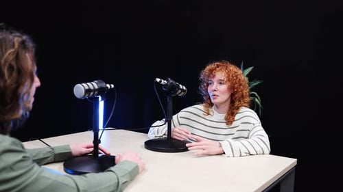 Podcaster nehmen eine neue Episode in einem professionellen Studio auf