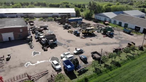Luftbild des landwirtschaftlichen Maschinenparks auf der kleinen Farm im ukrainischen Dorf