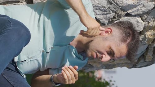 Vidéo verticale d'un homme atteint d'agoraphobie.