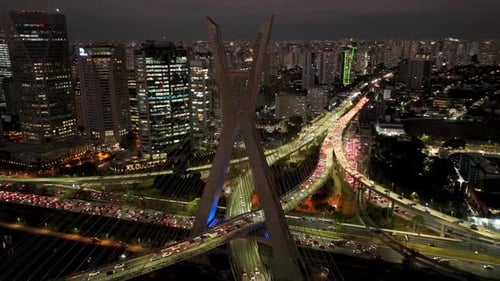 Ponte de cabo na cidade noturna em São Paulo, Brasil.