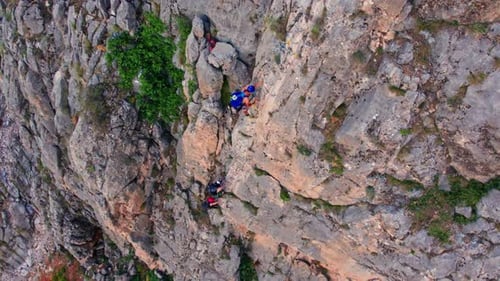 Bergsteiger erklimmen die Klippe