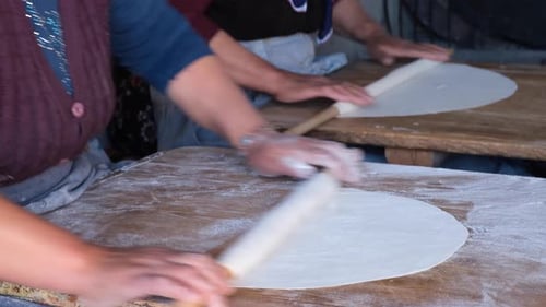 Frauen bereiten traditionelle türkische Yufka in einem Dorfhaus zu (Art von Teig)