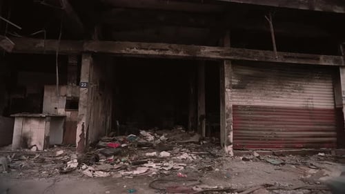 Movendo-se entre uma cidade queimada