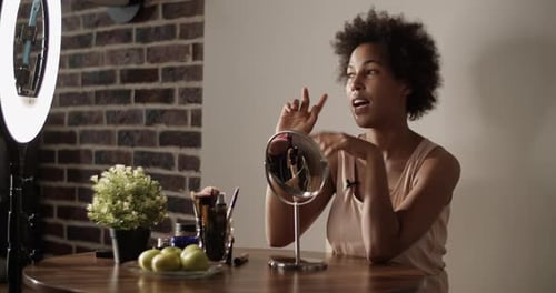Loción en aerosol para rostro de vlogger de belleza afroamericana