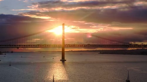 Timelapse du pont 25 De Abril sur le Tage au coucher du soleil