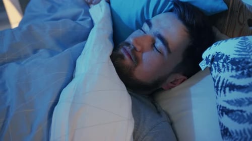 Profitez d'un sommeil paisible la nuit dans une chambre confortable et accueillante pour vous reposer