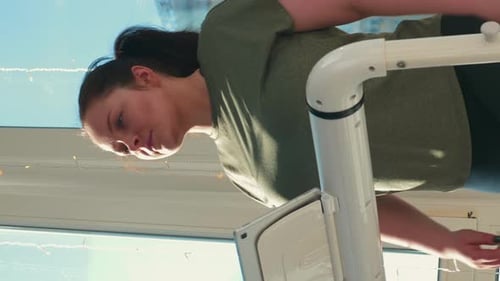 Mulher andando na esteira para perder peso