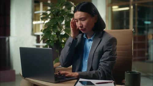 Cansada, agotada, con exceso de trabajo, asiática coreana, dolor de cabeza, dolor de cabeza, mujer, mujer empresaria