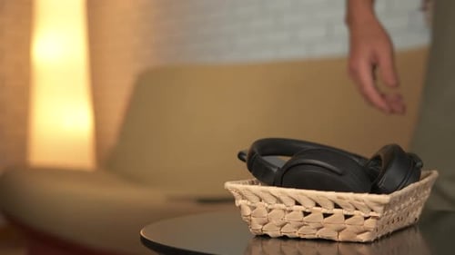Mann praktiziert zu Hause ein digitales Detox-Lesebuch
