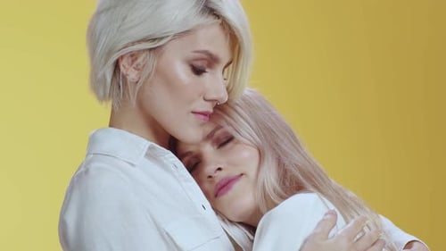 Embrasser l'amour profond et le lien significatif qui existent entre deux femmes merveilleuses