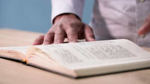 Religion Junger gläubiger Afroamerikaner liest abends zu Hause mit Hoffnung und Glauben die Bibel