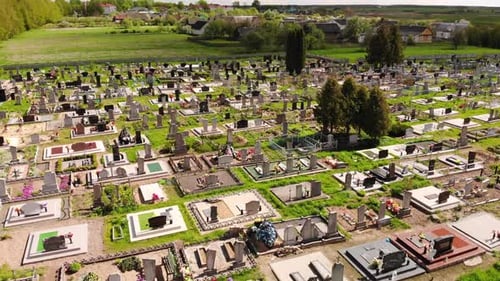 Vol en Drone au-dessus des tombes du cimetière