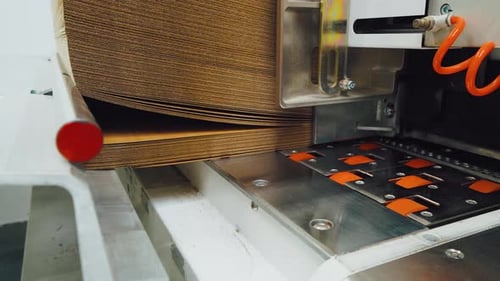 Automated Packaging with Conveyor System Efficient Cardboard Feeding in Hightech Packaging