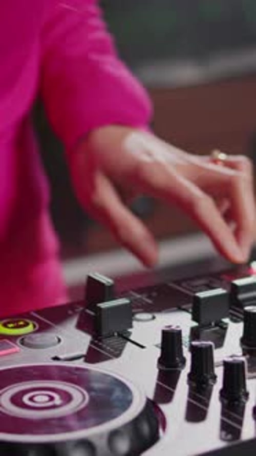 Artista de vídeo vertical que crea un sonido tecno único con una consola mezcladora