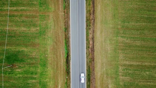 Ansicht von oben auf Fahrzeuge, die auf einer Landstraße fahren