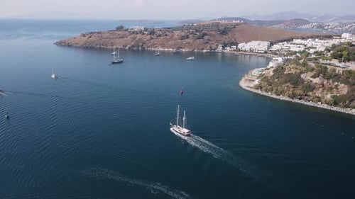 Fantastische Luftaufnahme einer Yacht, die den Hafen von Bodrum in der Türkei überquert