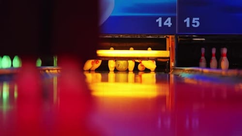 Bowlingschläger im Neonlicht — Zeitlupen-Szene mit buntem Schein