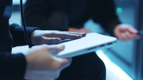 Ein moderner Arbeitsplatz, der modernste Technologie und Laptops effektiv integriert