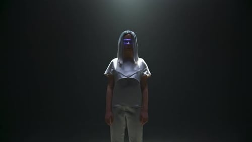 Mädchen tragen holographische Brille bei dunklem Hintergrund Nahaufnahme