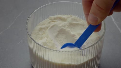 How to use powdered milk in a simple storage container method