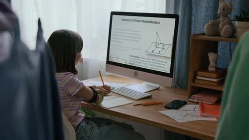 Student macht sich Notizen im Heft, während er den Satz auf dem Computerbildschirm liest