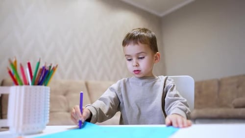 Kinder machen drinnen Kunst.
