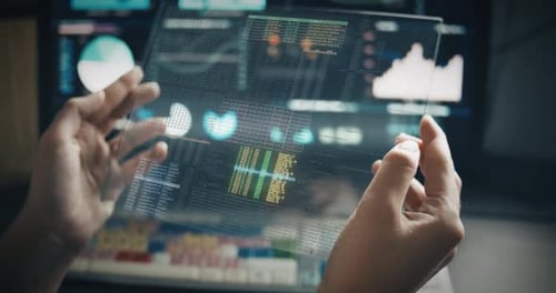 Homme d'affaires utilisant une tablette en verre transparent avec une animation de données financières