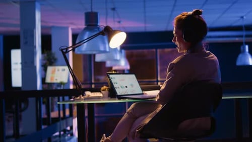 Femme joyeuse travaillant avec un casque dans un bureau de démarrage