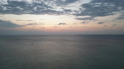 Luftbild von Koh Phangan, Thailand, Insel bei Sonnenuntergang