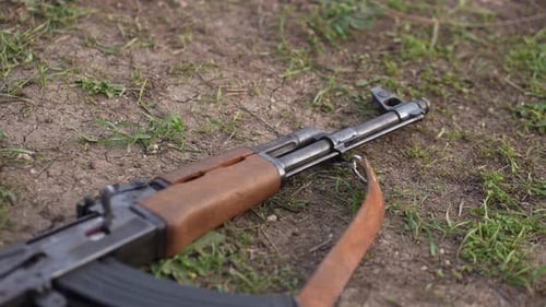 Maschinengewehr auf dem Boden