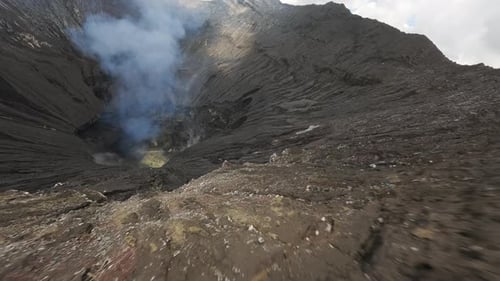 Vídeo de la boca de un volcán activo en Indonesia desde un Zumbido FPV