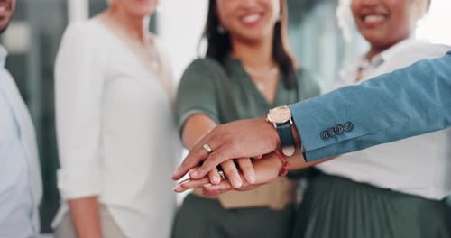 Equipe, mãos unidas e suporte comercial no escritório para colaboração no trabalho em equipe