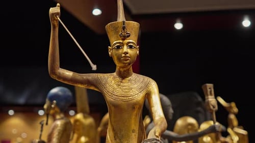 Königliche Goldene Statue des altägyptischen Pharaos, antike Ausstellung im Museum Tutanchamun oder Tutanchamun