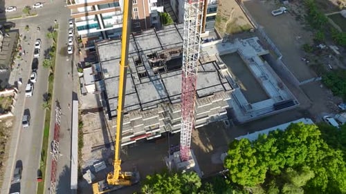 El operador de vista aérea sube escaleras altas y monta piezas de grúa con habilidad rodeado de un prístino
