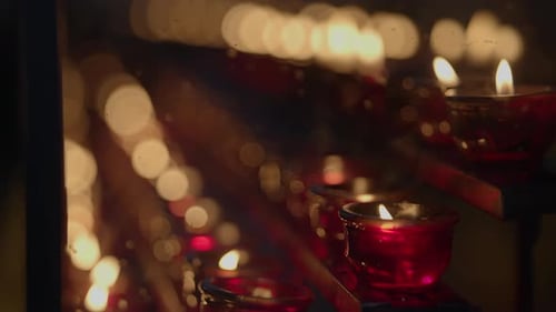Réflexions chaudes aux chandelles qui évoquent une sensation de sérénité et une ambiance paisible