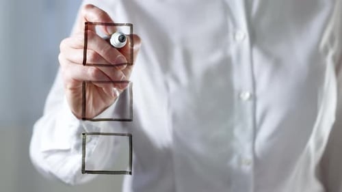 Marcação de mulher de negócios na caixa de seleção com marcador preto sobre a tela. Conceito de votação e eleição.