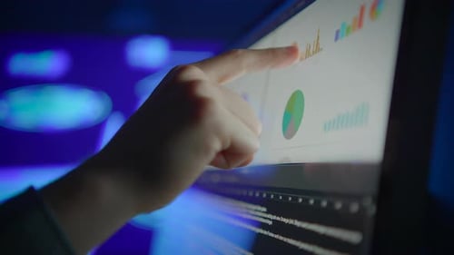 Conduzindo uma análise abrangente dos dados apresentados em telas digitais com gráficos interativos