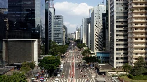 Foto aérea de drone da famosa Avenida Paulista, no centro de São Paulo, com arranha-céus gigantes su